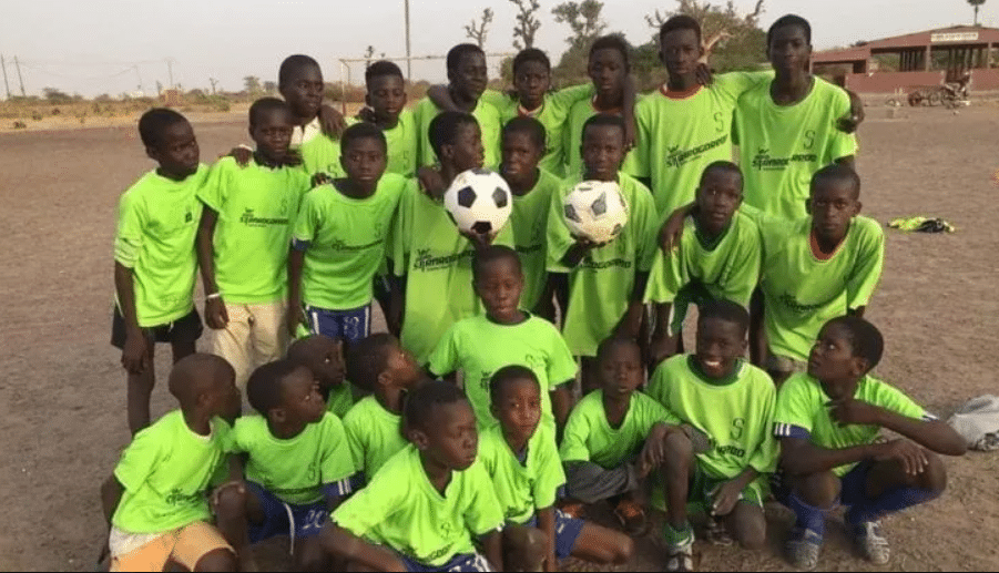 Milano – Senegal: i bambini con le divise da calcio della StraRogoredo Santa Giulia