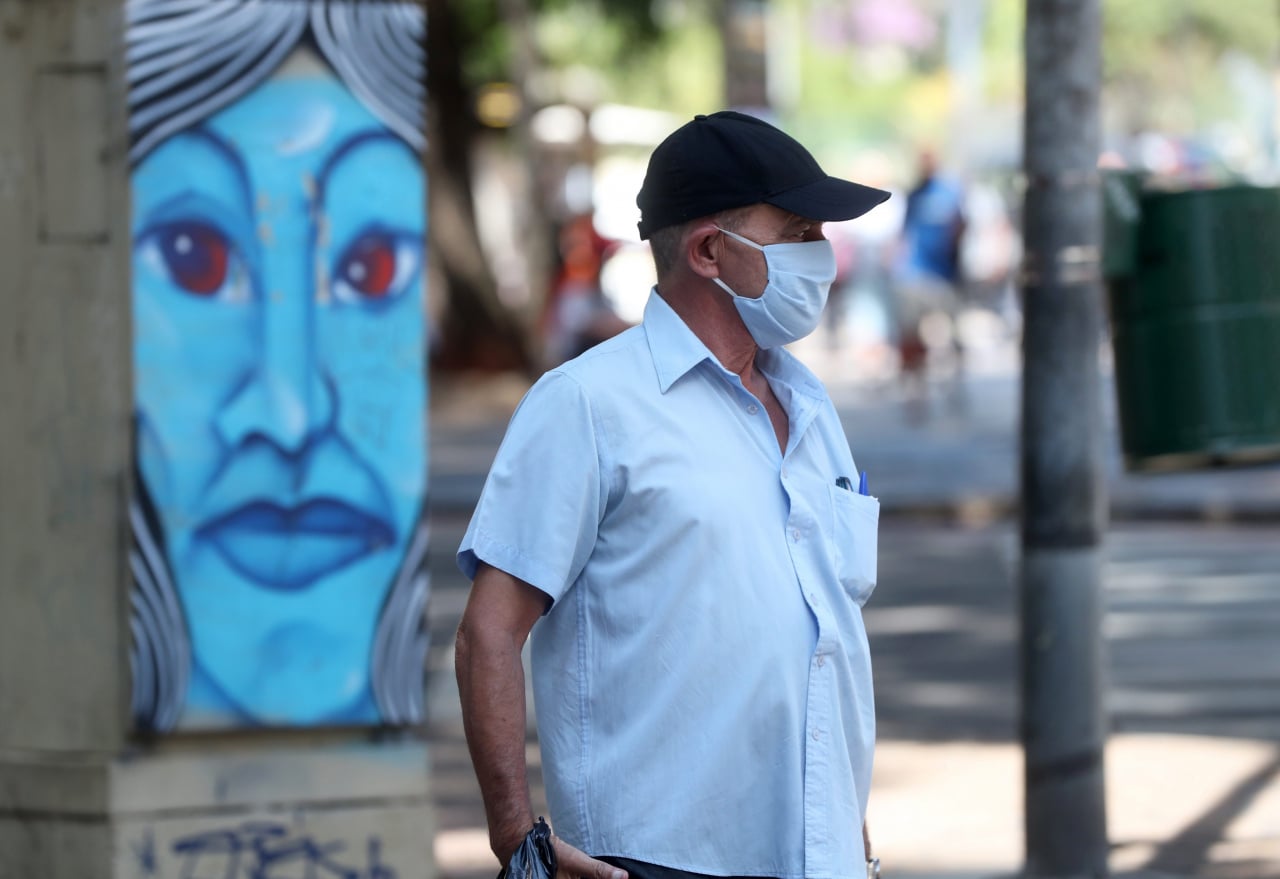 “Ansia da mascherina”: gli italiani non sono pronti a buttarla