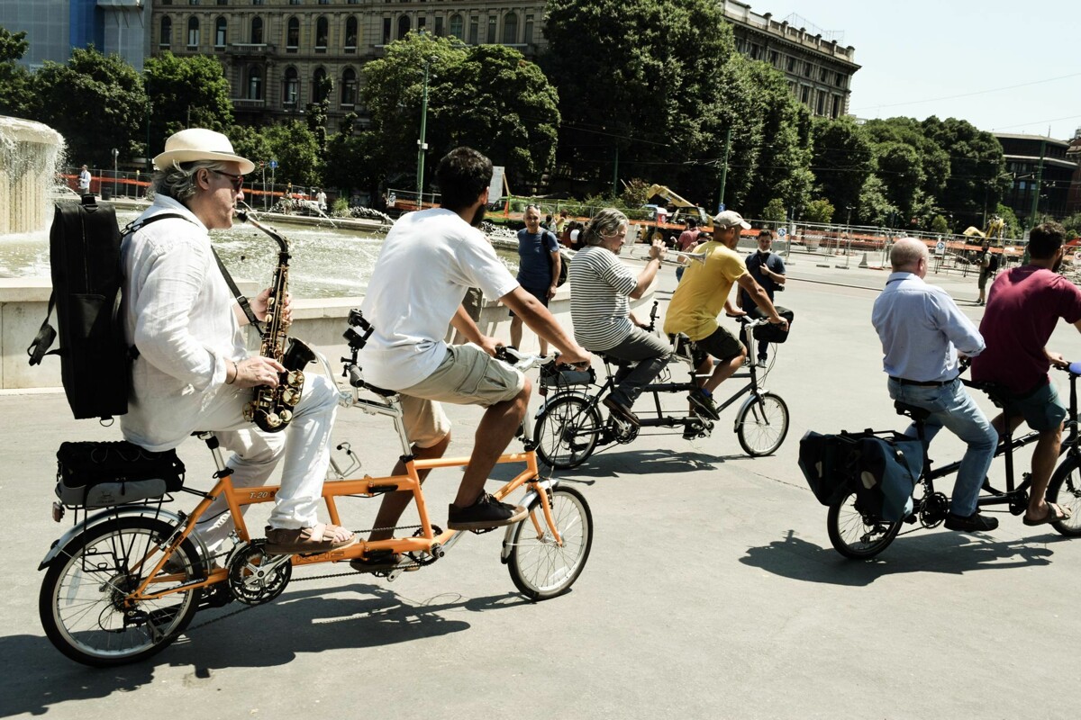 Milano, LoveMeTandem: musicisti in tour, a bordo dei tandem
