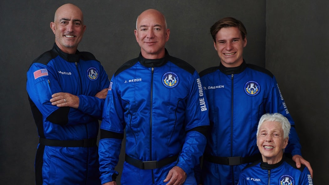 Completato il viaggio nello spazio per Jeff Bezos atterrato in Texas