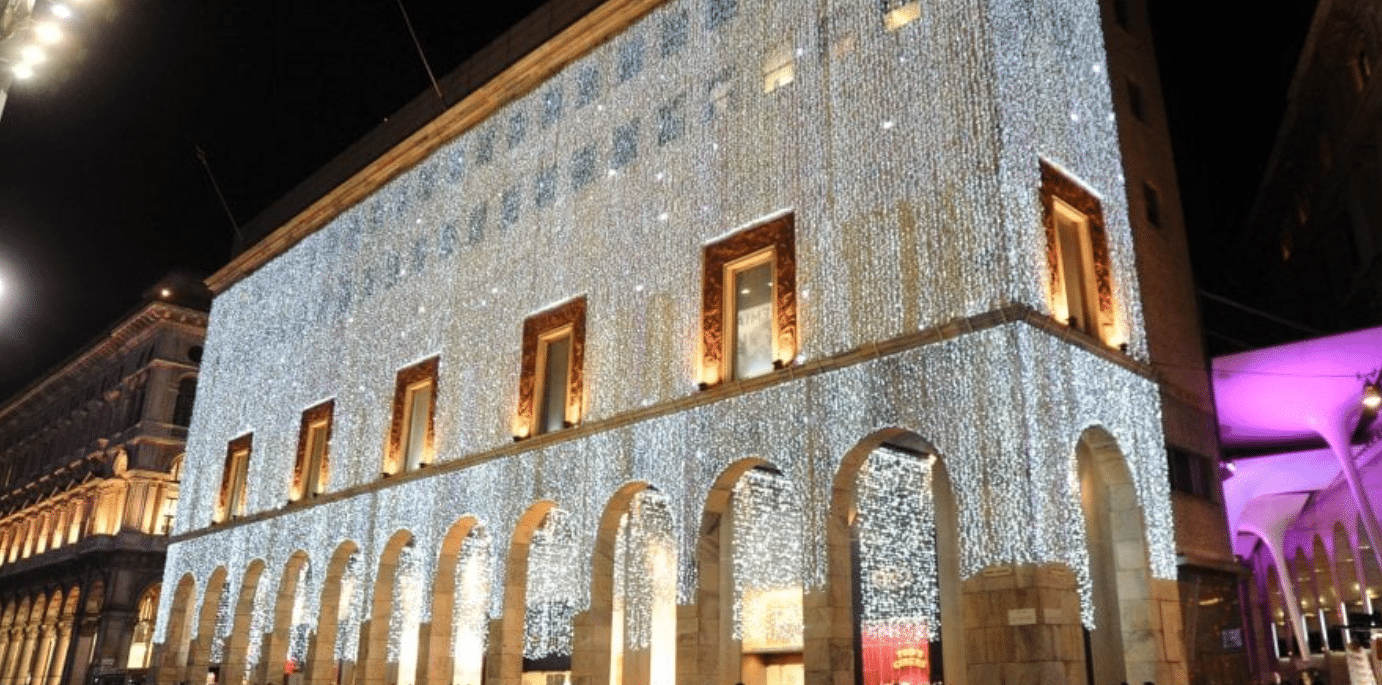 Milano: il Natale prende forma, si accendono le luminarie