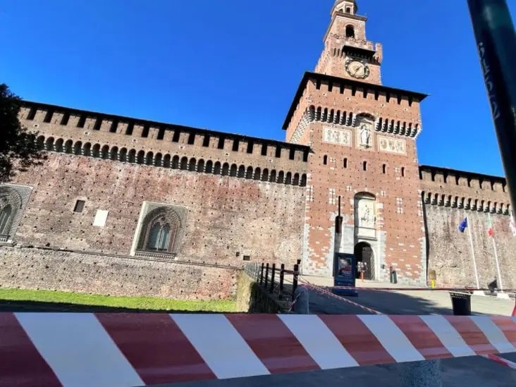 Il Castello Sforzesco soffre il vento: crolla il pennone