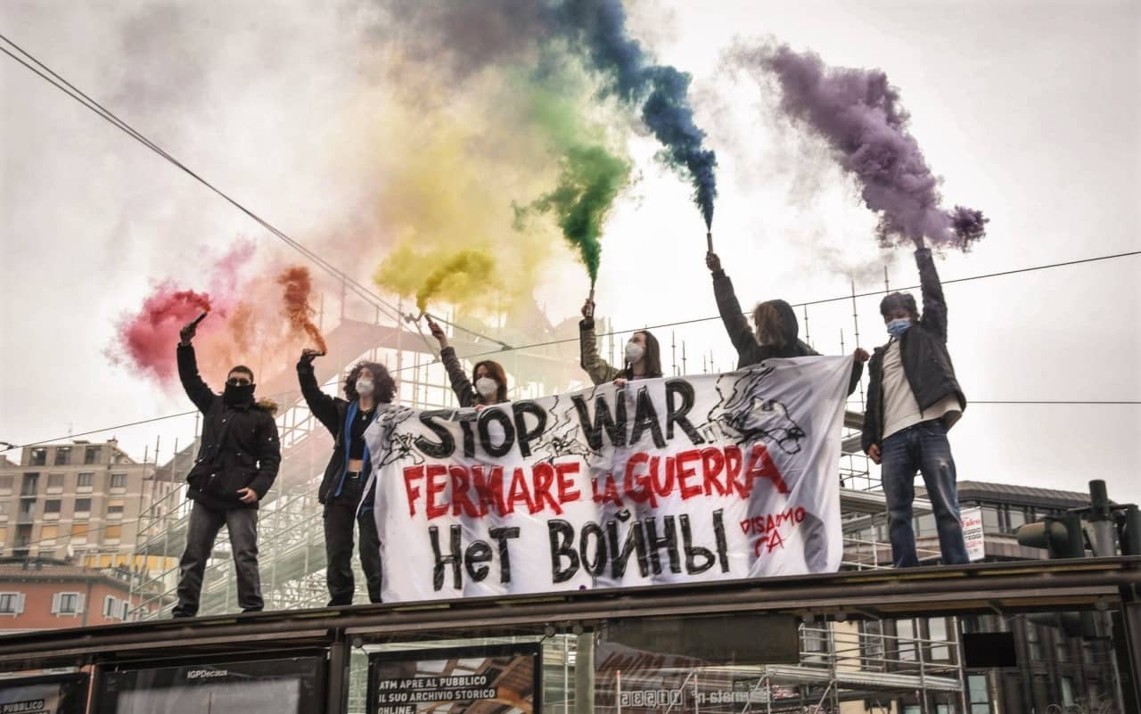 Milano: il corteo di studenti contro la guerra e la violenza di genere