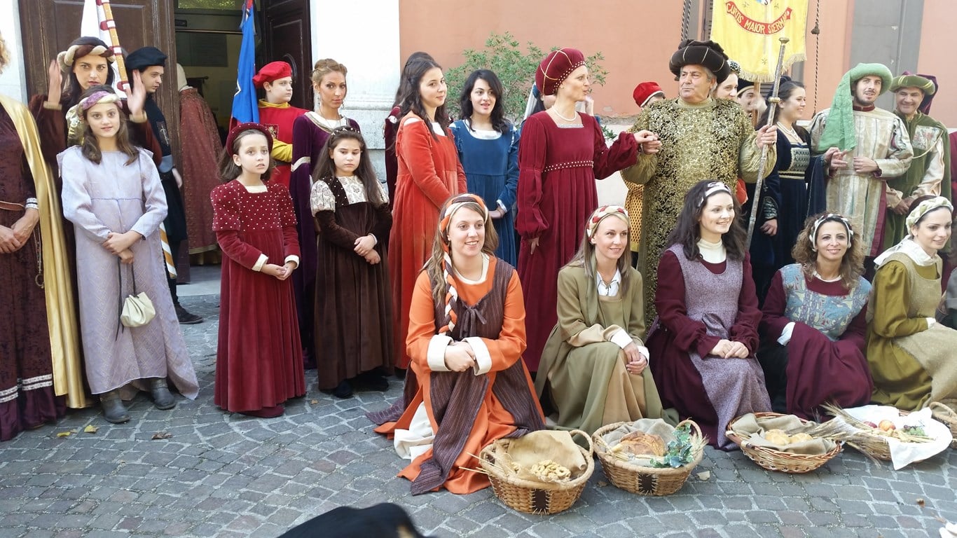 Un corteo medievale sta arrivando a Milano 