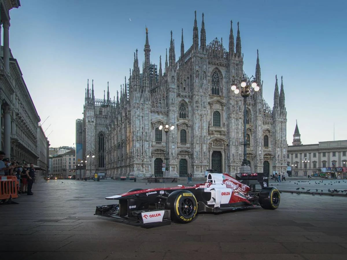 Un giro per Milano con la monoposto dell’Alfa Romeo di F1