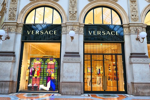 Il Comune deve più di mezzo milione a Versace per lo store in Galleria