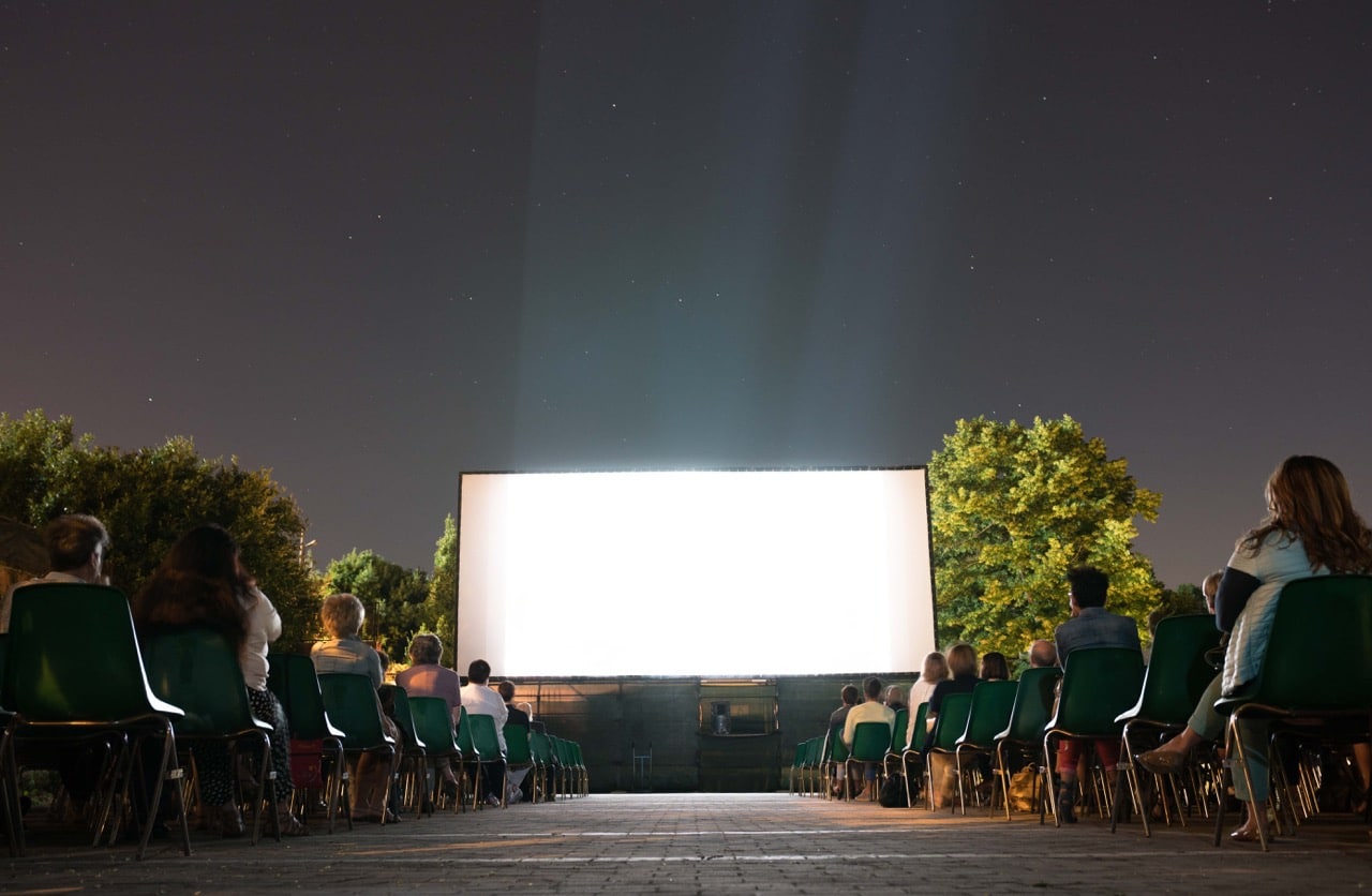 “Vicini di cinema”: a Milano i film sotto le stelle che uniscono la comunità
