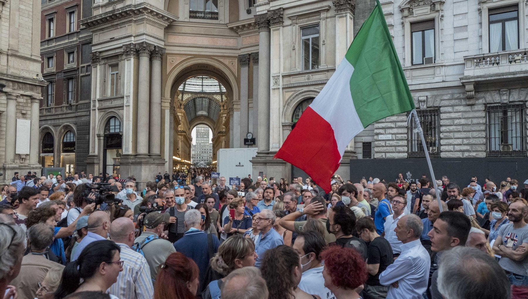 Una manifestazione oggi a Milano per continuare il governo Draghi