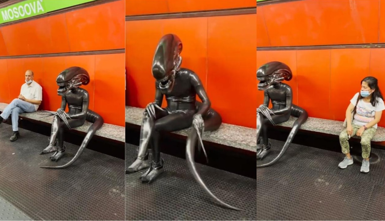 Alieno avvistato in metro diventa una star social. La geniale trovata del Piccolo di Milano.