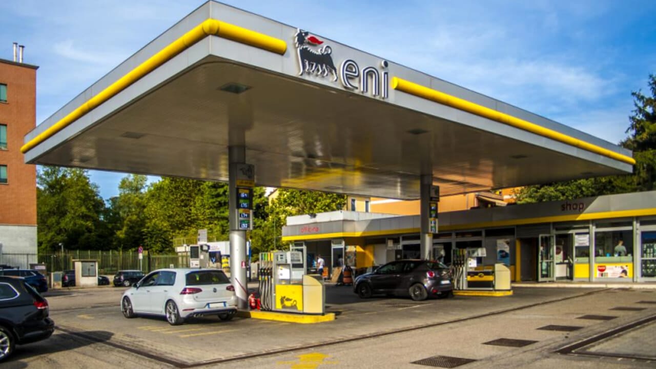 Il distributore di benzina a Milano che parla in dialetto 