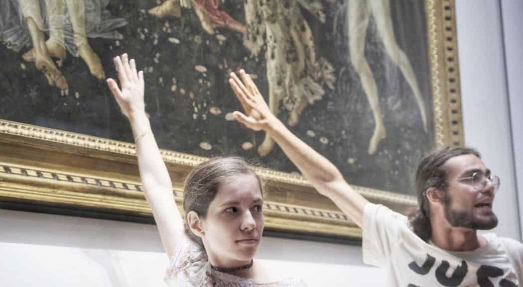 Blitz degli ambientalisti al Museo del 900: si incollano ad un’opera 
