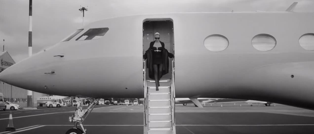 Kim Kardashian vola a Milano per la Fashion Week 