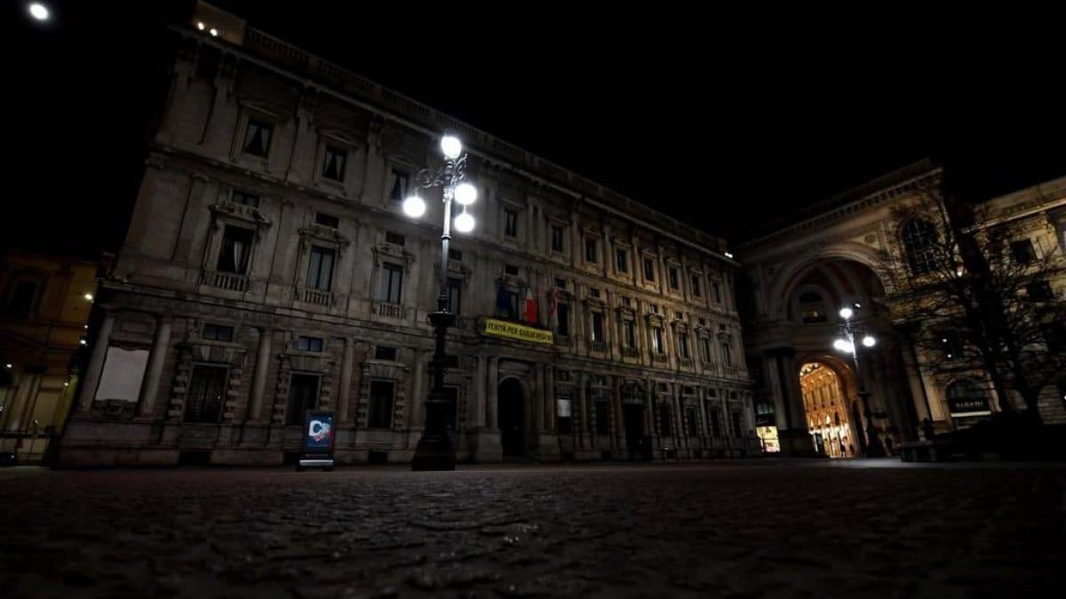 Luci spente nei negozi di Milano? Sala dice sì, ma solo di notte