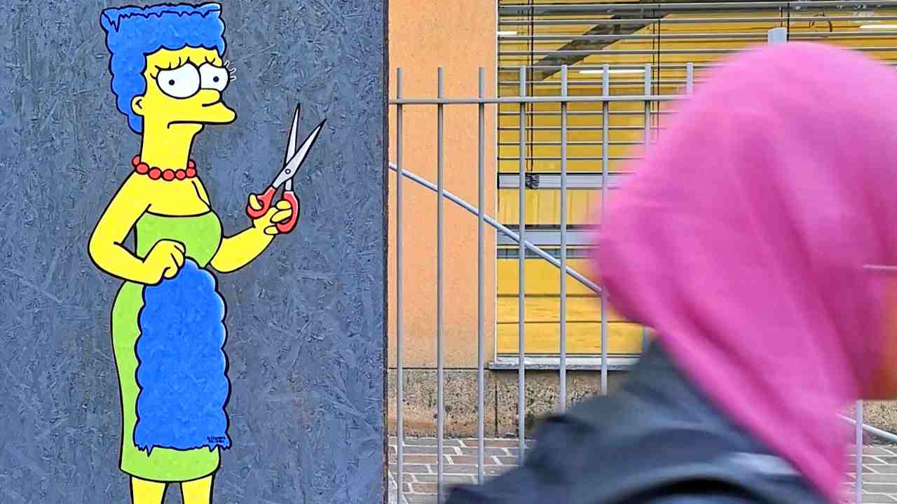 Cosa sta succedendo al murales di Marge Simpson a Milano