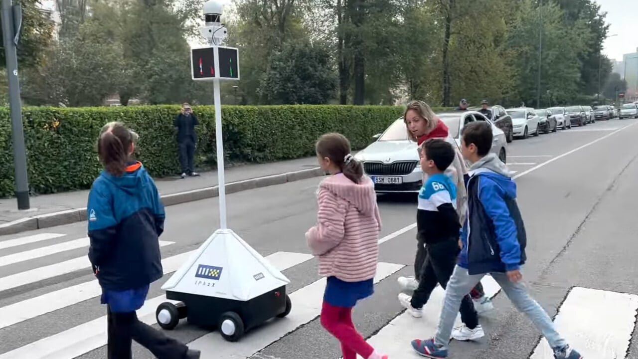 Il robot a Milano che aiuta i bambini ad attraversare