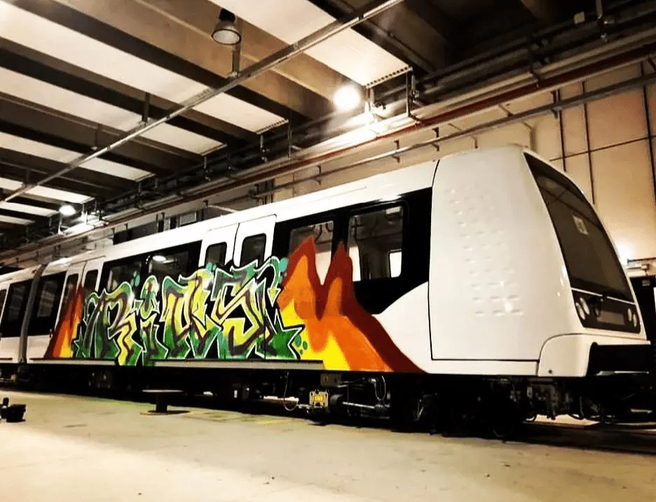 Treni M4 vandalizzati prima dell’inaugurazione