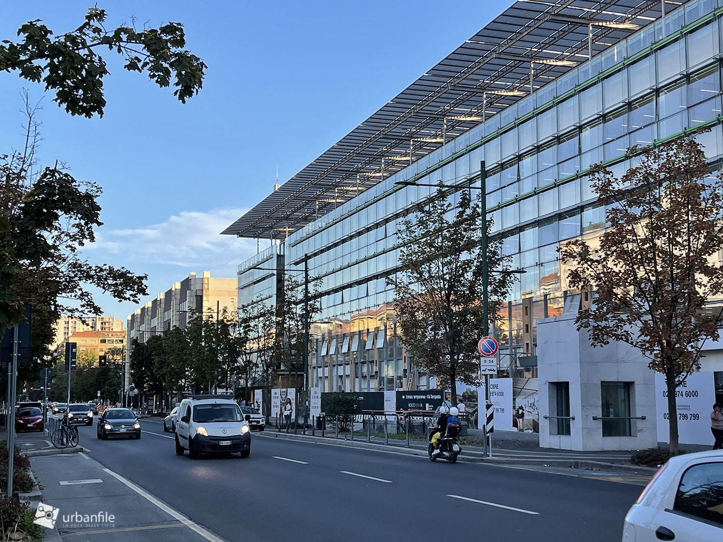 Il palazzo di Via Monte Rosa che non spegne mai le luci