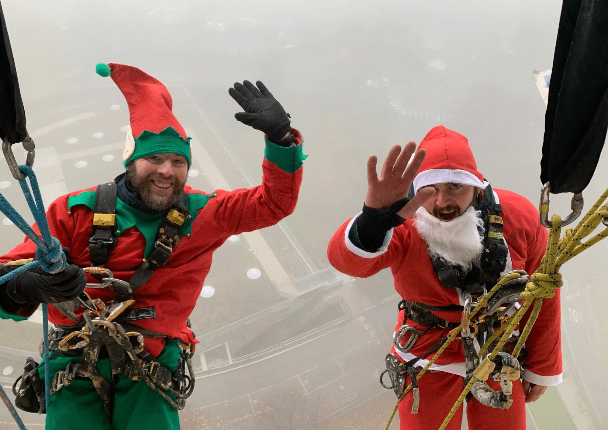 Babbo Natale si cala in un ospedale di Milano: le reazioni