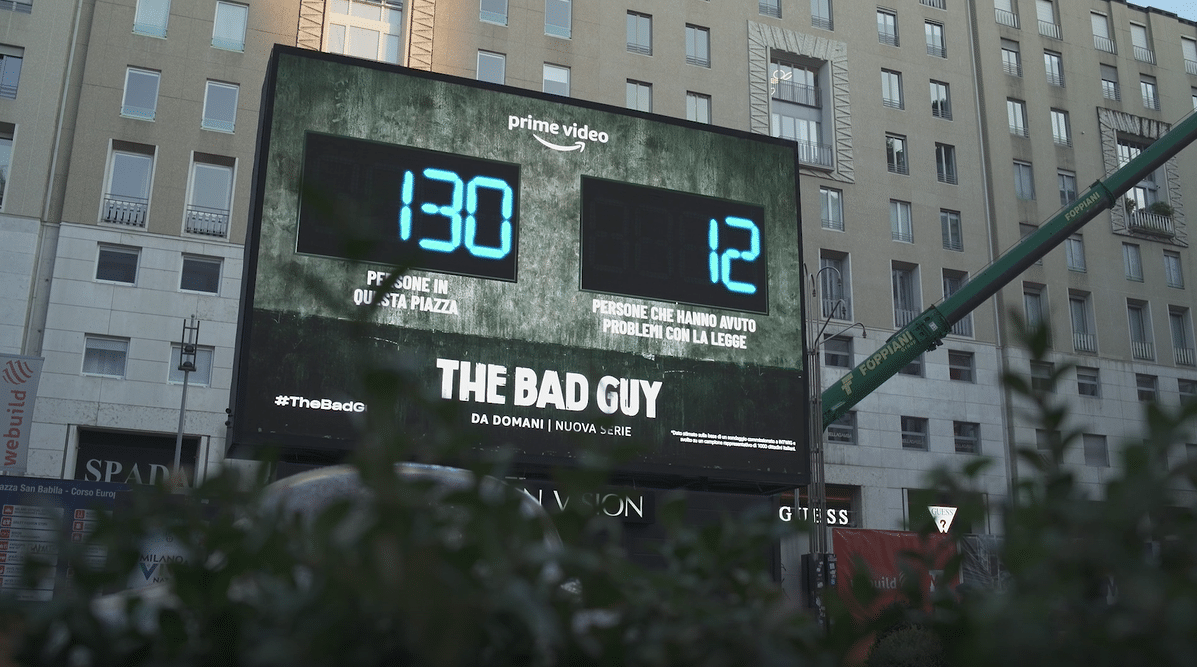 Il cartellone che conta i criminali che passano per San Babila