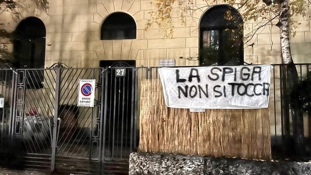 Chiusura della scuola in via della Spiga: le proteste dei genitori