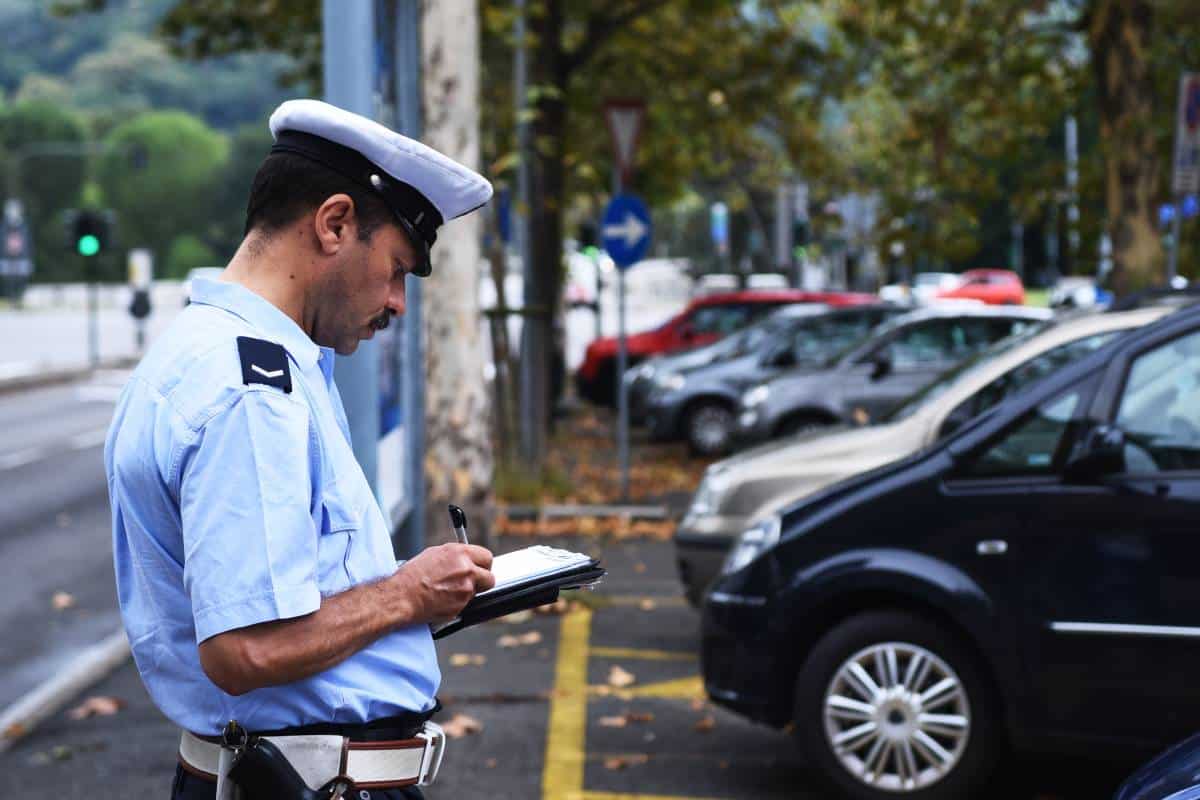 Più di 100 multe in una sera: parcheggi sofferti al Palazzetto Allianz