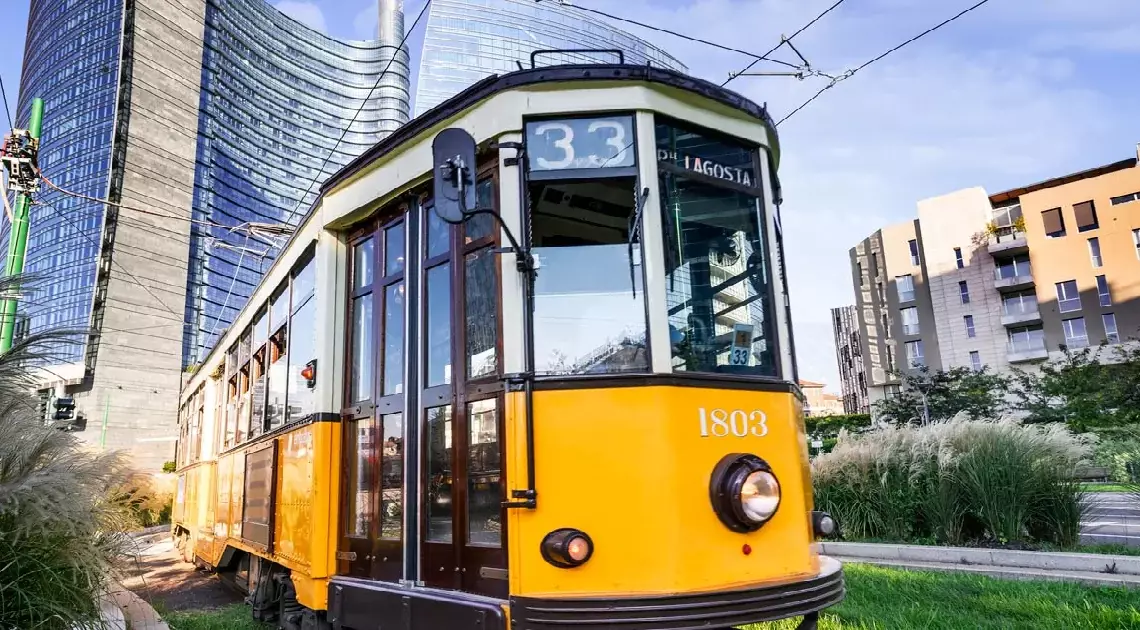 “People Between The Lines”: il libro fotografico ATM