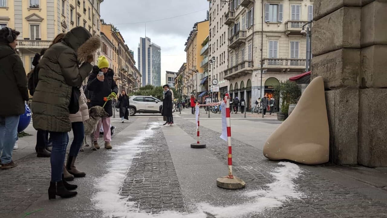La pista di cocaina in una piazza di Milano: cos’è successo?