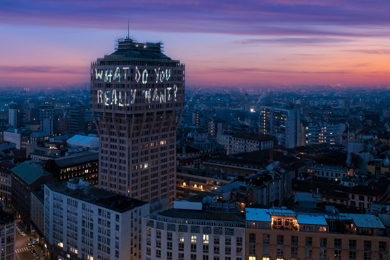 Torre Velasca e la scritta misteriosa: di cosa si tratta?