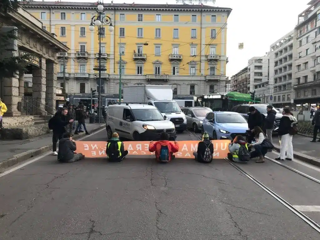 Gli attivisti di Ultima Generazione bloccano le strade a Milano