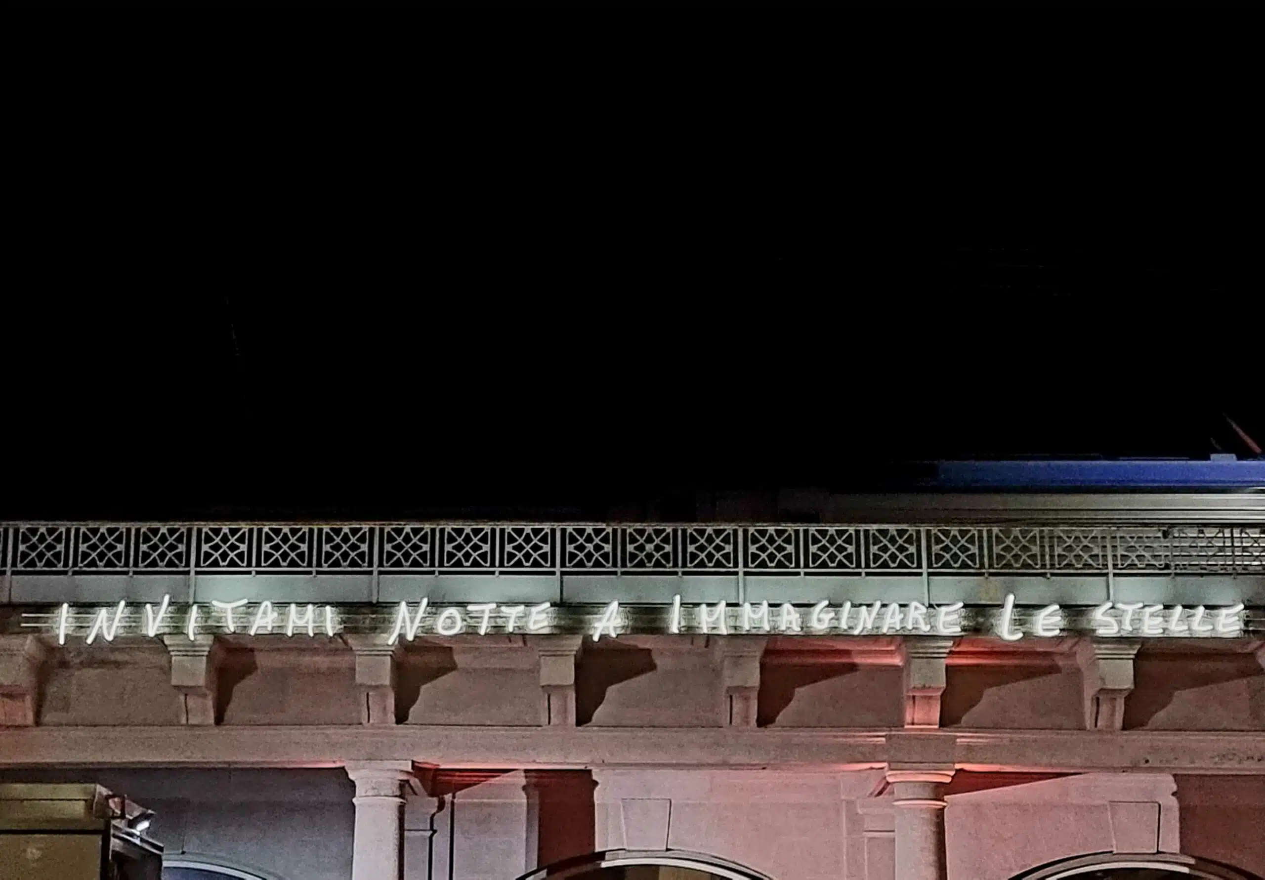 La scritta luminosa al Memoriale della Shoah: chi è stato?