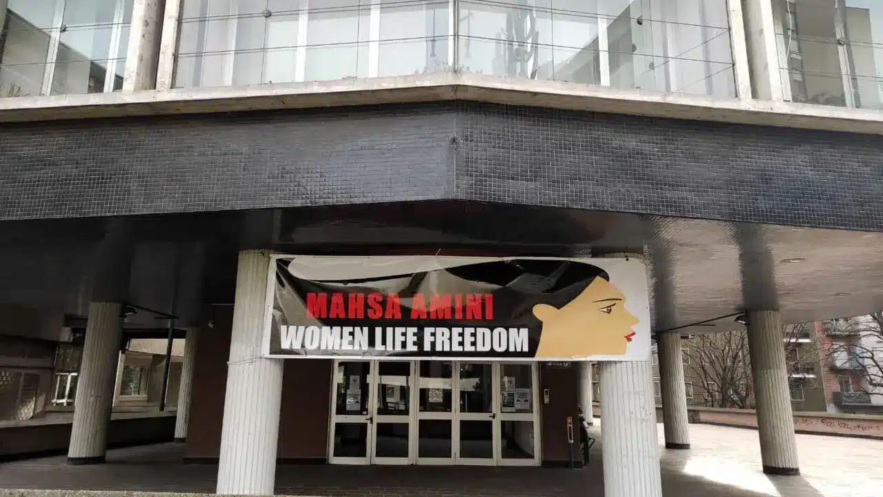 Lo striscione per le donne iraniane: cos’è successo a Milano