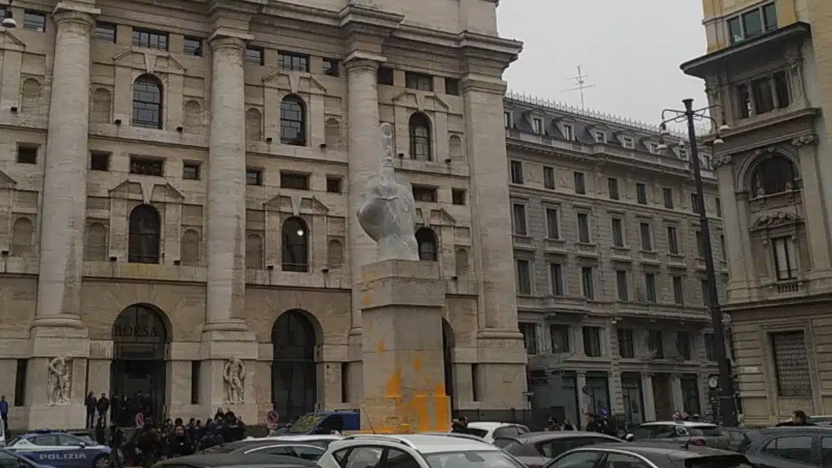 Ultima Generazione colpisce “Il Dito” di Cattelan