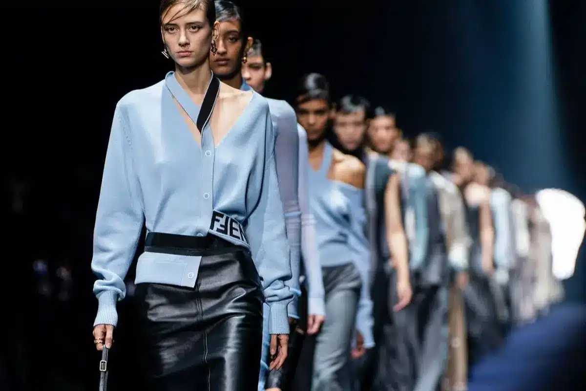 Eleganza e sensualità: il primo giorno della Milano Fashion Week