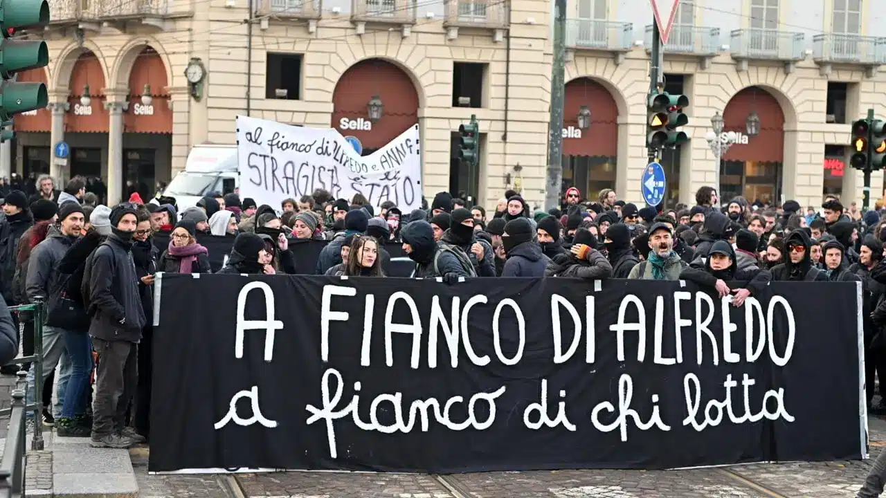 Continua la protesta degli anarchici a Milano: cosa sta succedendo