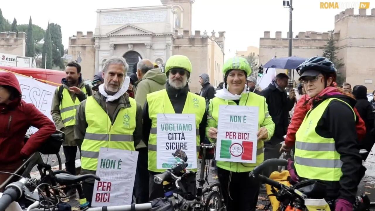 “Ci sdraieremo per terra fino alle ore 16”: La protesta dei ciclisti a Milano