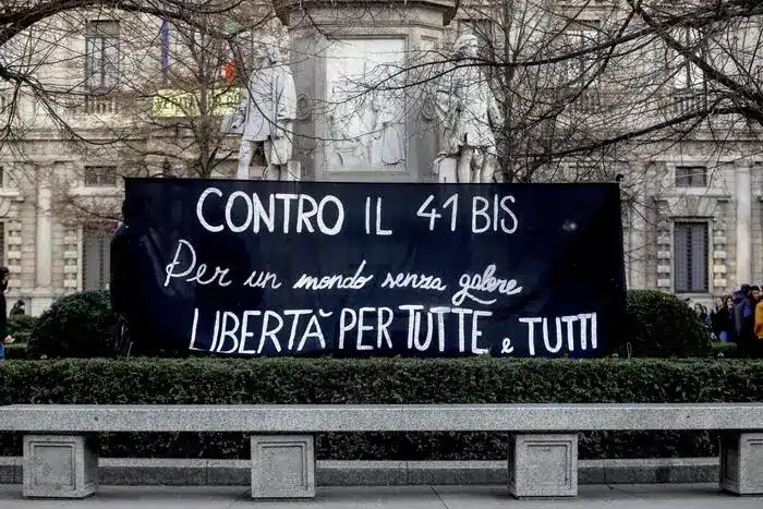 Milano, “Stato assassino”: anarchici in presidio sotto la sede di FdI