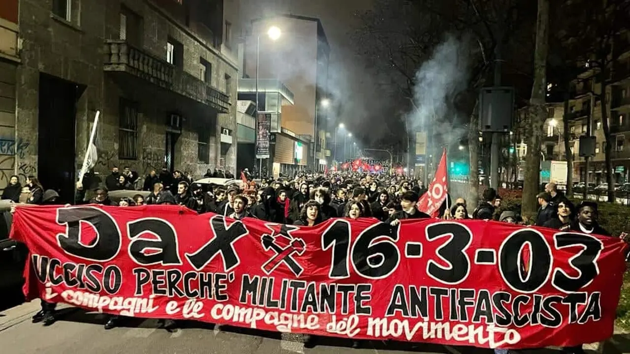 Milano antifascista: parte il corteo per ricordare Dax