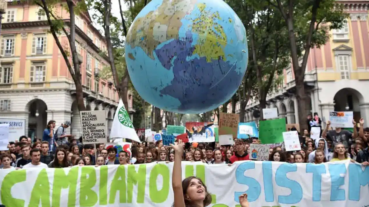 “Domani è troppo tardi”: lo sciopero per il clima chiude le vie di Milano