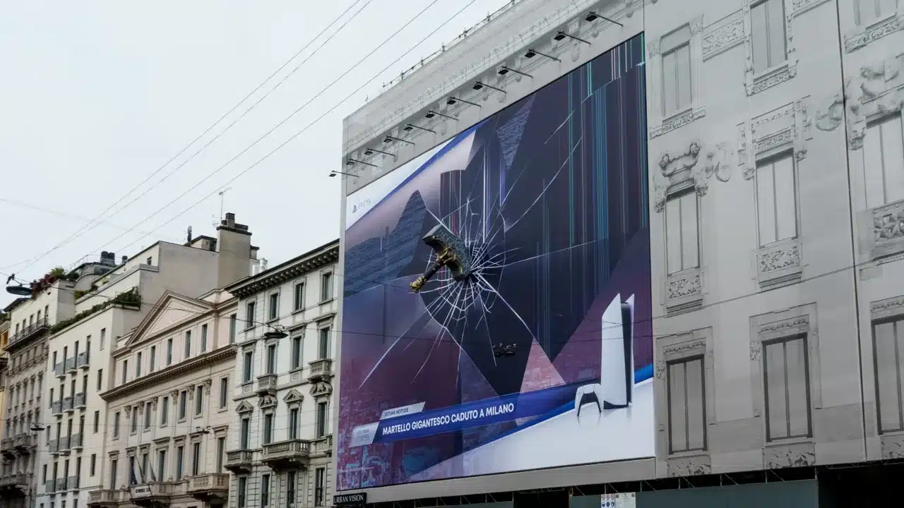 Il Martello di Thor scagliato su un palazzo a Milano: la nuova pubblicità Sony