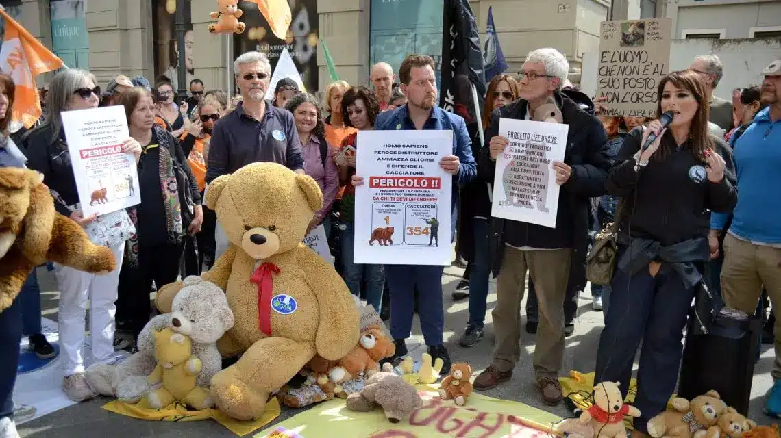 Milano, Piazza Cordusio invasa da orsi di peluche