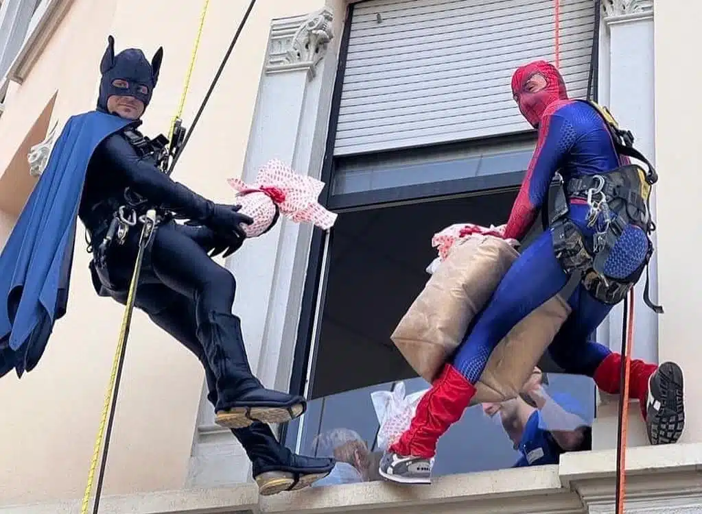 Spiderman scala l’Ospedale De Marchi: uova a tutti i bambini