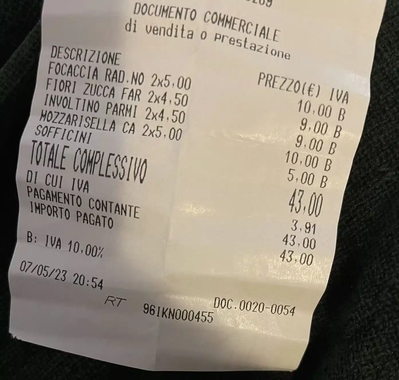 Spende 43 euro in panetteria: “Il cibo non era neanche fresco”