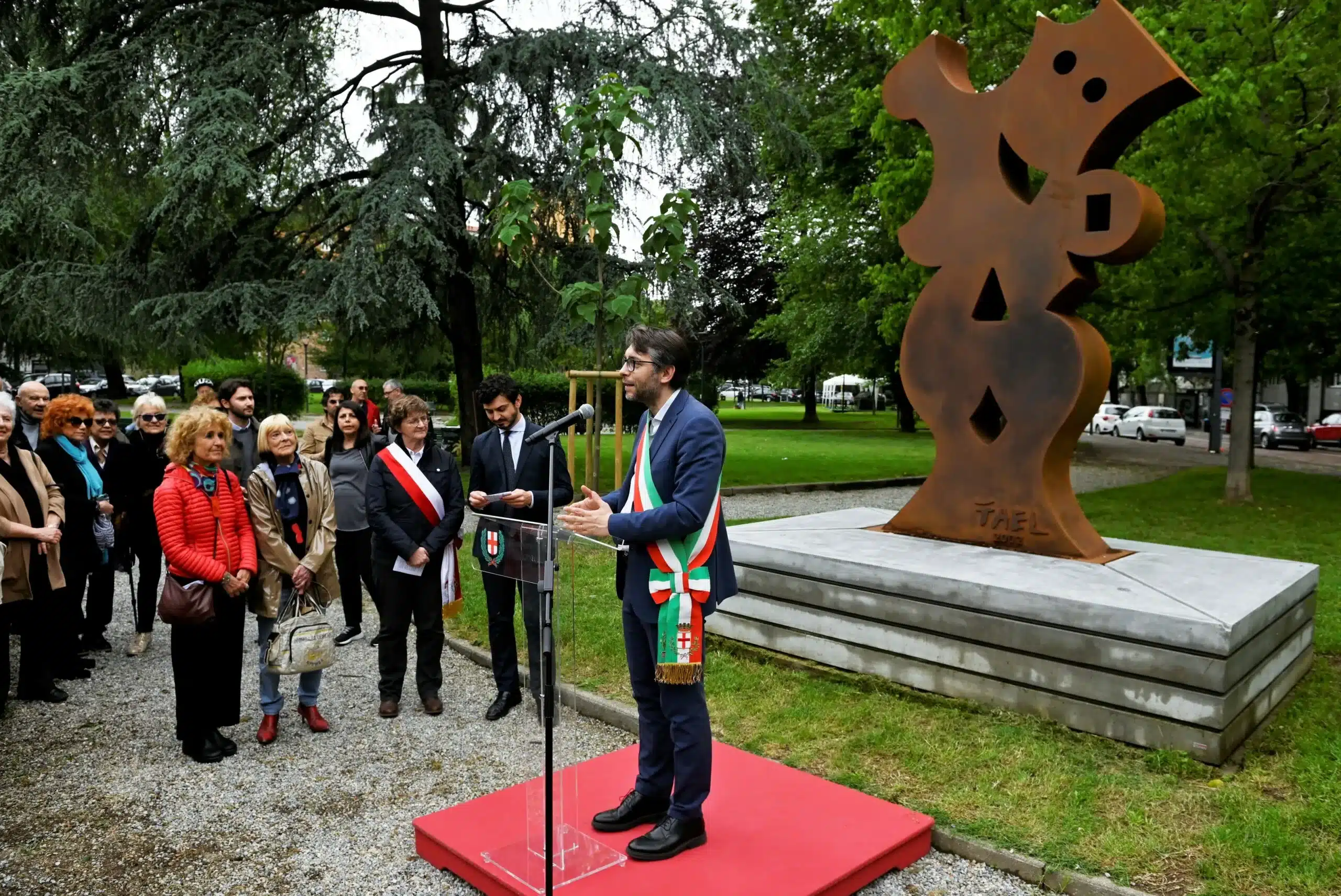 Milano inaugura la statua ai pedoni: ecco di cosa si tratta