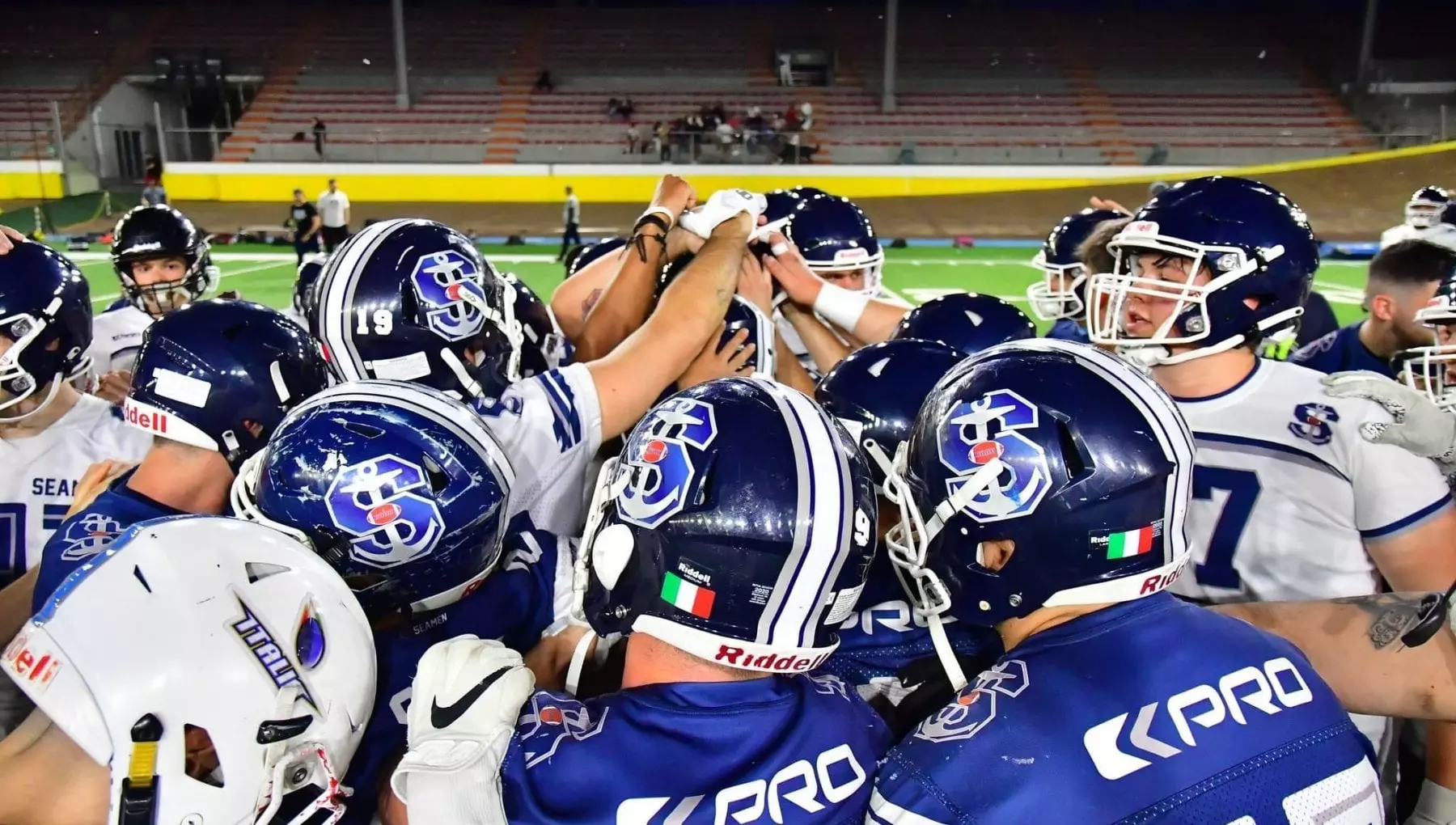 I Seamen inondano Piazza Duomo