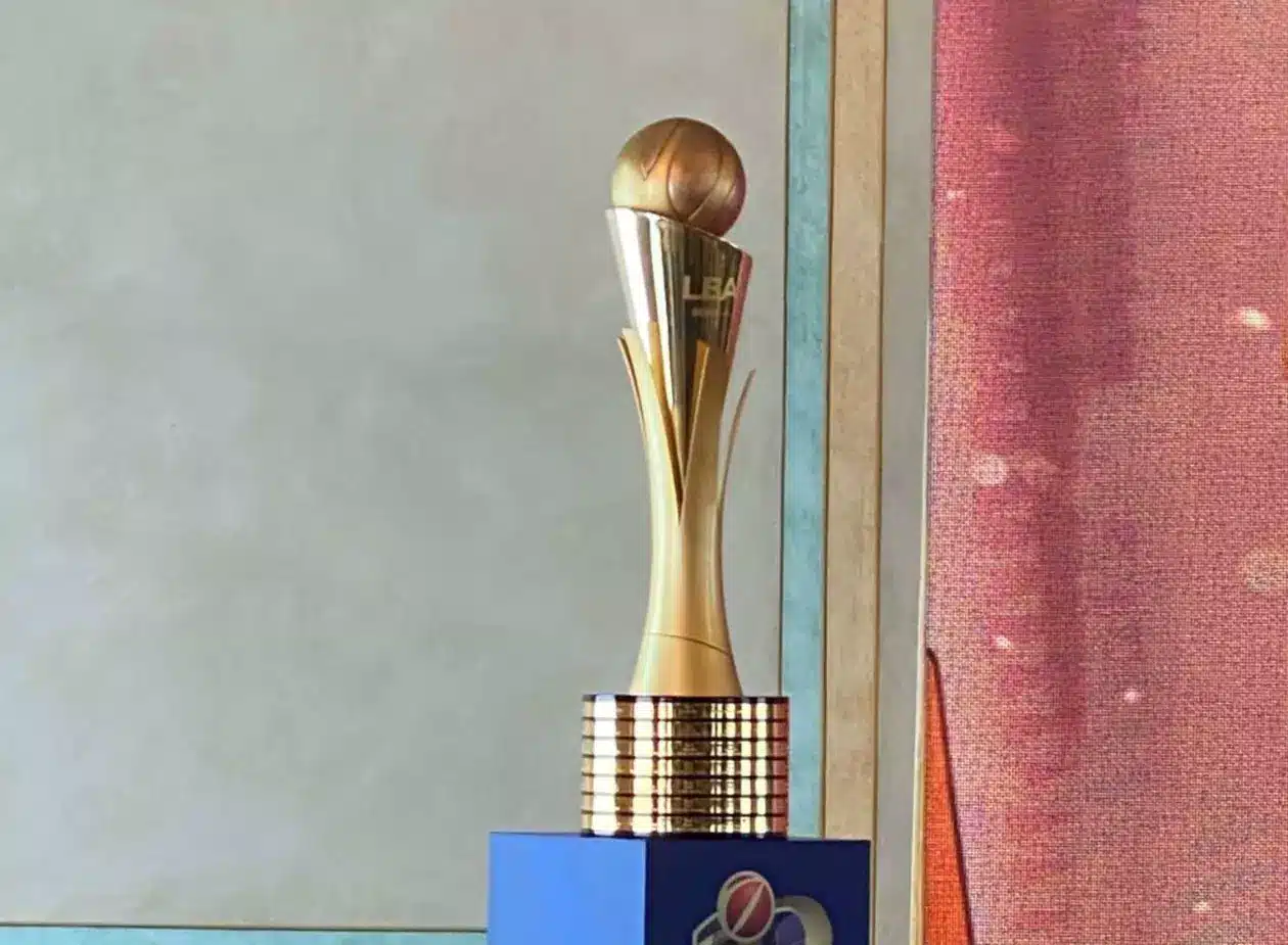 Esposto il trofeo del campionato di basket a Milano