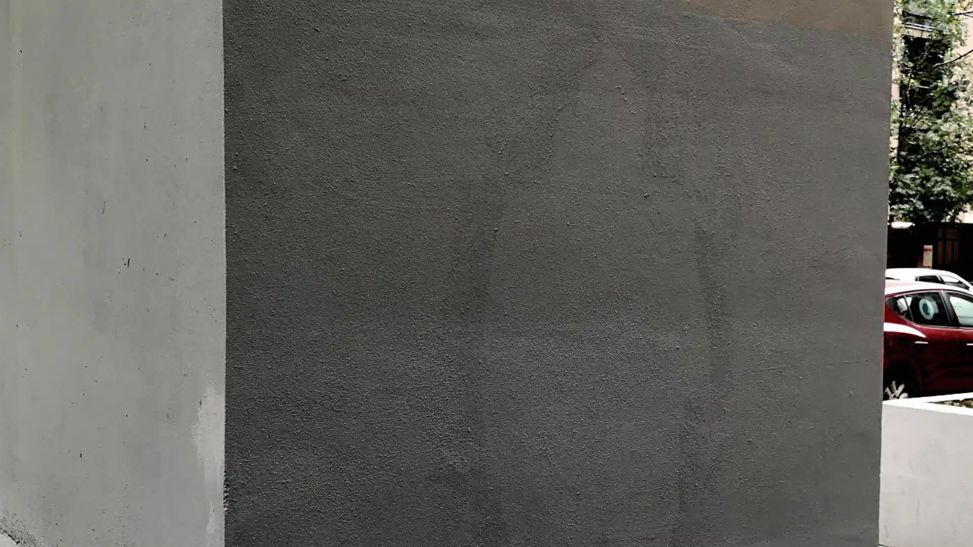 cancellato murale berlusconi