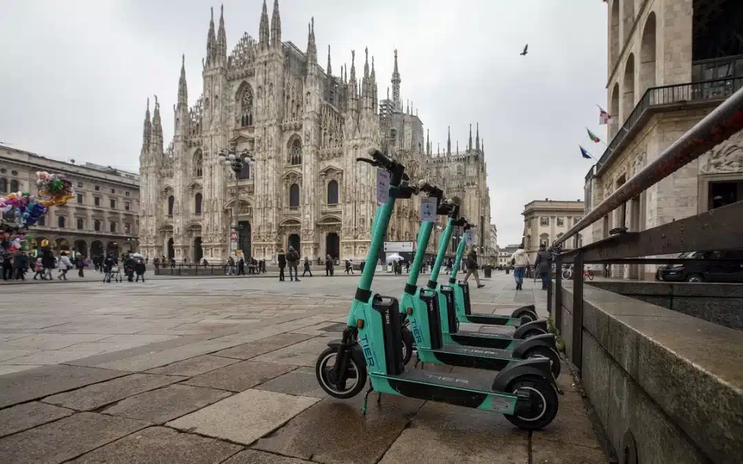 Milano dice basta ai parcheggi selvaggi dei monopattini