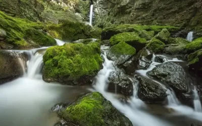 Piscine naturali e cascate dove fare il bagno in Lombardia: ecco le migliori