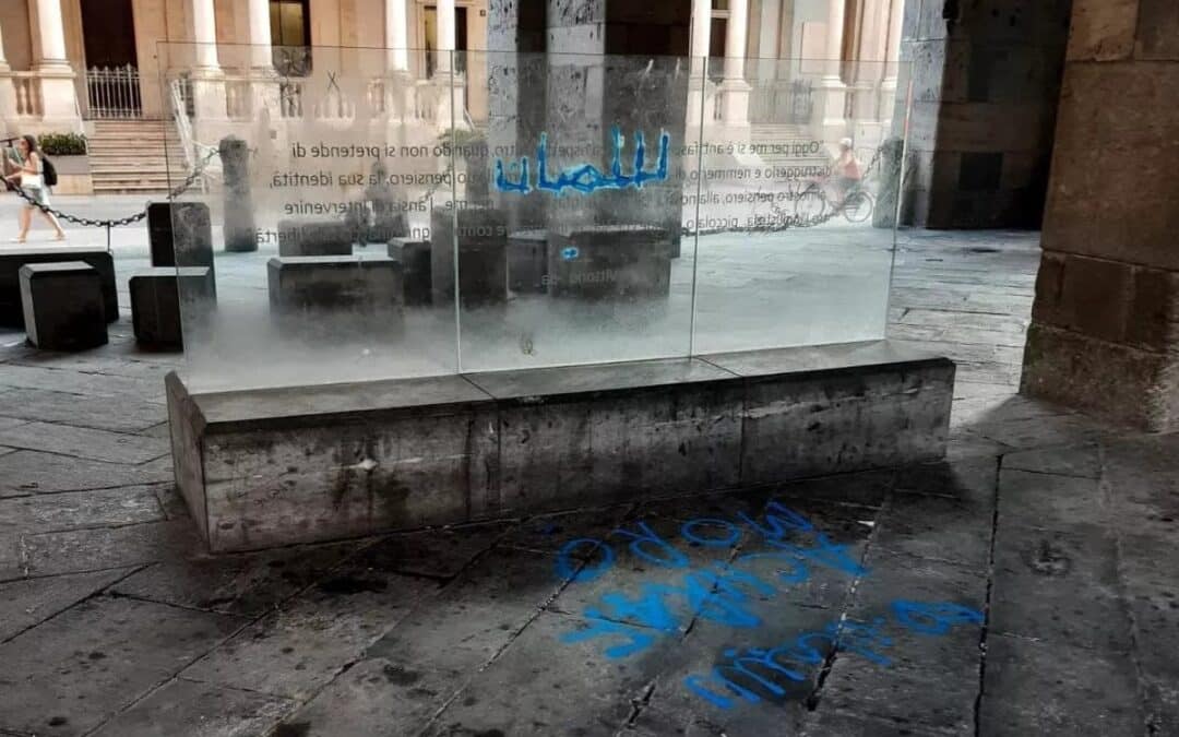 Imbrattata la Loggia dei Mercanti: l’atto vandalico di due giovani