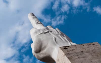 Cosa rappresenta il dito medio in Piazza Affari a Milano